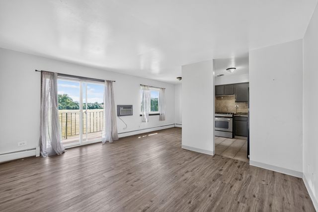 827 W College Boulevard 201, Addison, IL 60101
