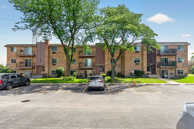 827 W College Boulevard 201, Addison, IL 60101