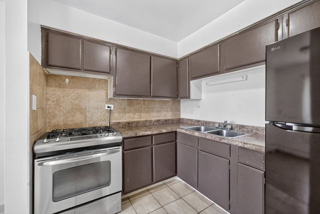 827 W College Boulevard 201, Addison, IL 60101