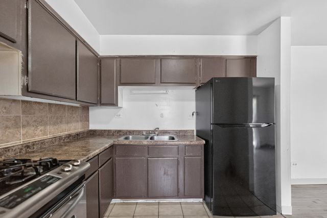 827 W College Boulevard 201, Addison, IL 60101