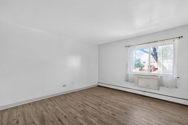 827 W College Boulevard 201, Addison, IL 60101