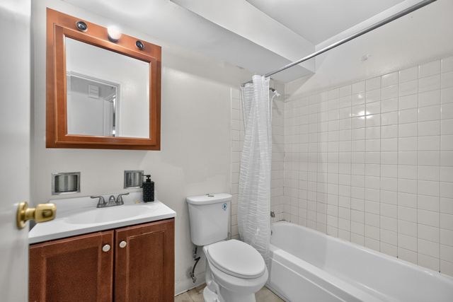 827 W College Boulevard 201, Addison, IL 60101