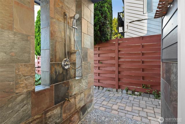 13133 Holmes Point Drive NE, Kirkland, WA 98034
