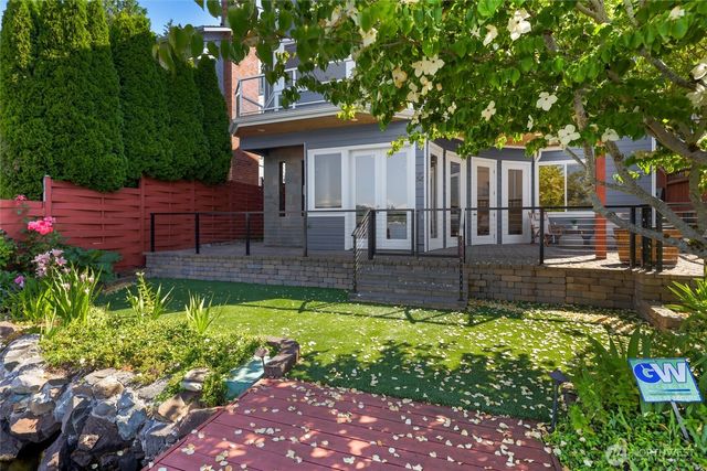 13133 Holmes Point Drive NE, Kirkland, WA 98034