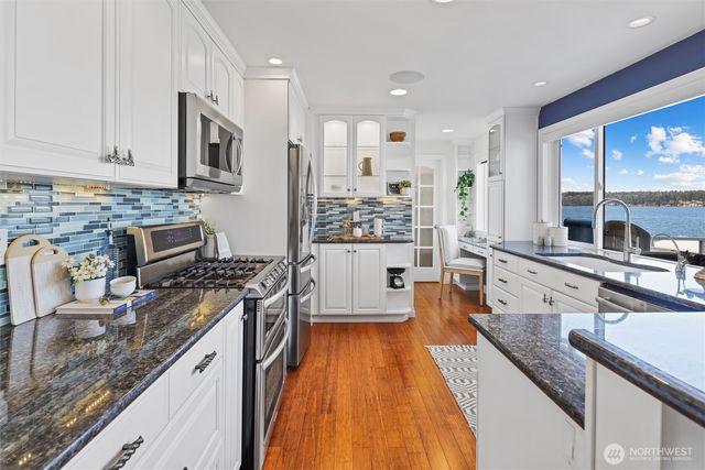 13133 Holmes Point Drive NE, Kirkland, WA 98034
