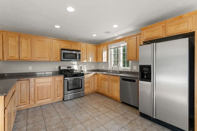 3076 Hunters Hill Dr, Dighton, MA 02715