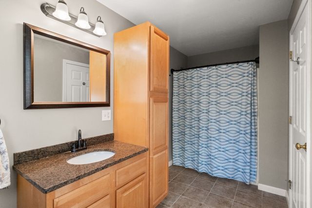 3076 Hunters Hill Dr, Dighton, MA 02715