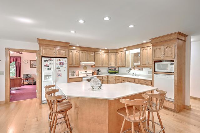 184 Burbank Drive, Cross, SC 29436