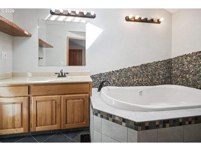 13910 Sw RAWHIDE Ct, Beaverton, OR 97008