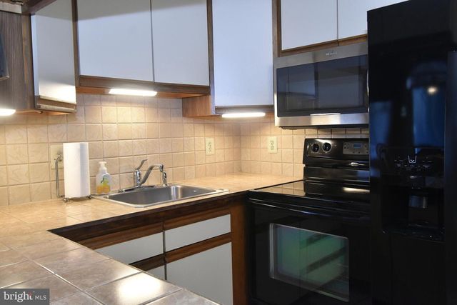 8 SUMMER LN, Levittown, PA 19055