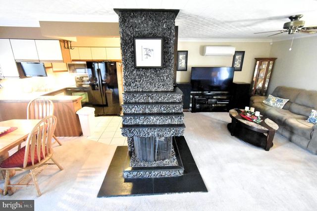 8 SUMMER LN, Levittown, PA 19055