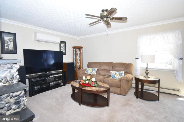 8 SUMMER LN, Levittown, PA 19055