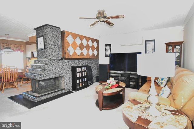 8 SUMMER LN, Levittown, PA 19055