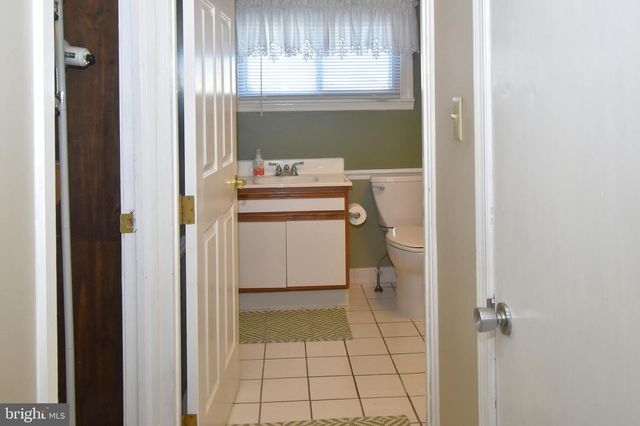 8 SUMMER LN, Levittown, PA 19055