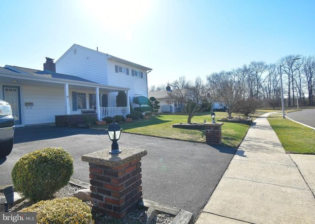 8 SUMMER LN, Levittown, PA 19055