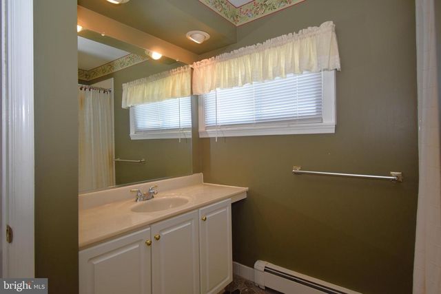 8 SUMMER LN, Levittown, PA 19055