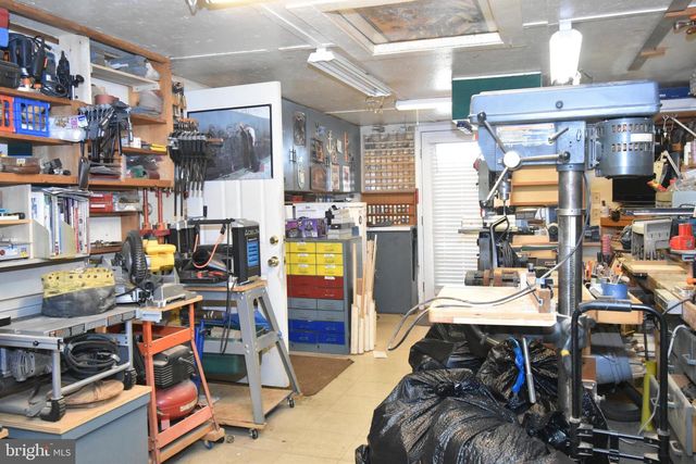 8 SUMMER LN, Levittown, PA 19055