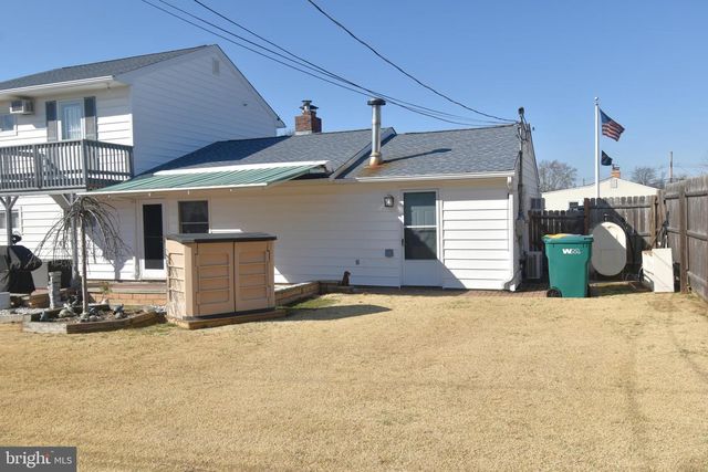 8 SUMMER LN, Levittown, PA 19055