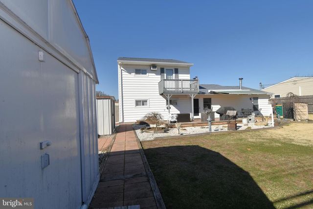 8 SUMMER LN, Levittown, PA 19055