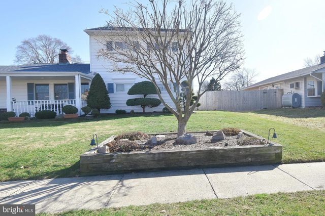 8 SUMMER LN, Levittown, PA 19055