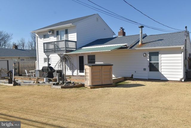 8 SUMMER LN, Levittown, PA 19055