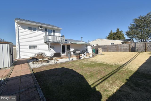 8 SUMMER LN, Levittown, PA 19055