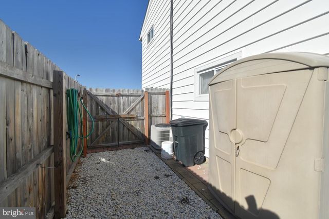 8 SUMMER LN, Levittown, PA 19055