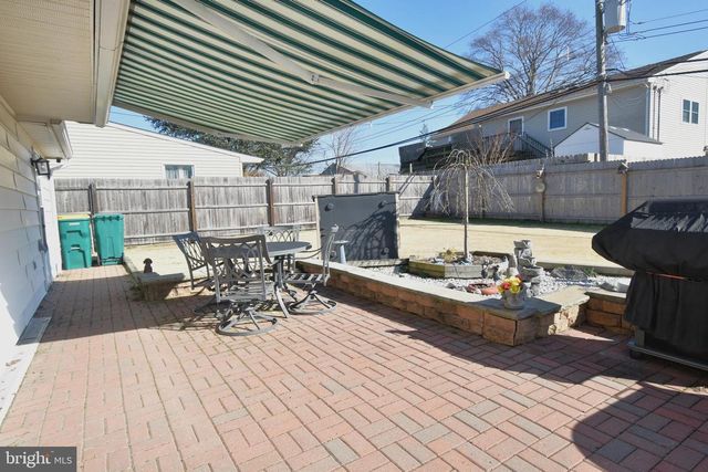 8 SUMMER LN, Levittown, PA 19055