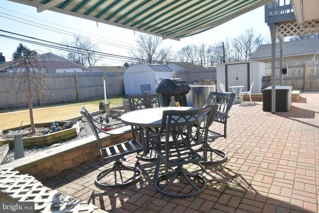 8 SUMMER LN, Levittown, PA 19055