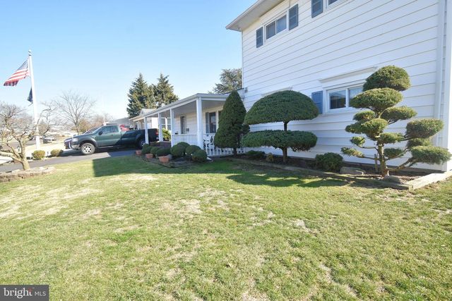 8 SUMMER LN, Levittown, PA 19055