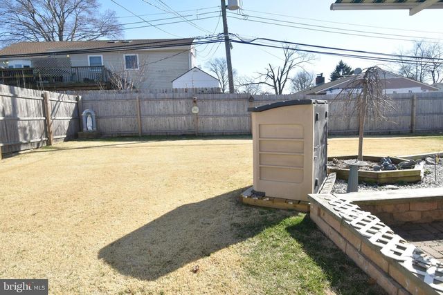 8 SUMMER LN, Levittown, PA 19055