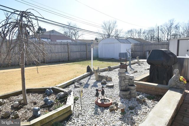 8 SUMMER LN, Levittown, PA 19055