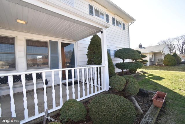 8 SUMMER LN, Levittown, PA 19055