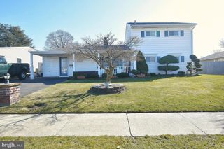8 SUMMER LN, Levittown, PA 19055