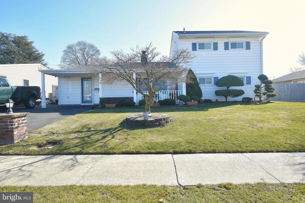 8 SUMMER LN, Levittown, PA 19055