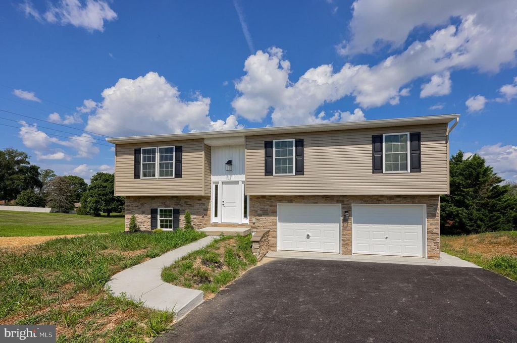 6030 DEBORAH DR, Spring Grove, PA 17362