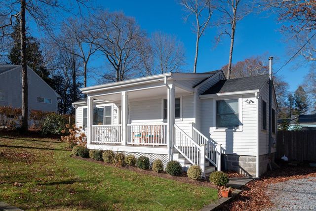 16 Overbrook Street, Riverhead, NY 11901