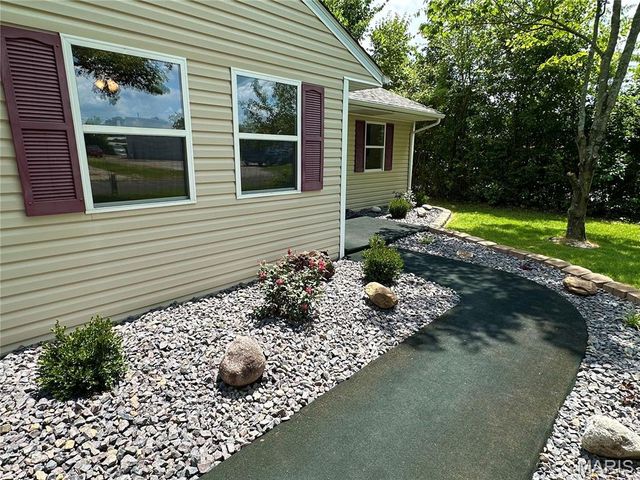 608 Devonshire Drive, Belleville, IL 62226