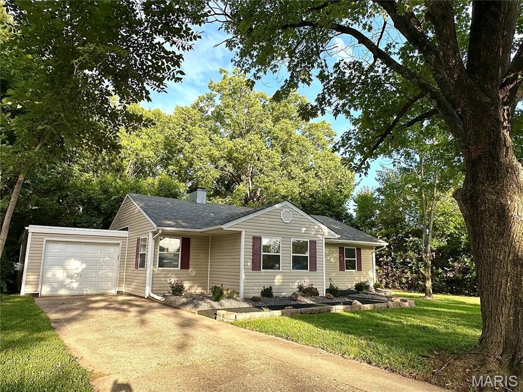608 Devonshire Drive, Belleville, IL 62226
