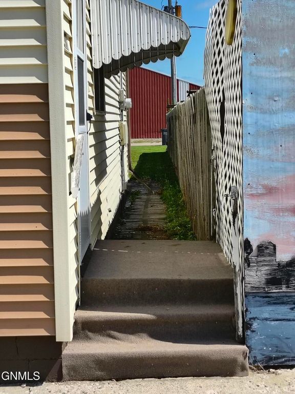 416 Main Street, Edgeley, ND 58433 photo 2