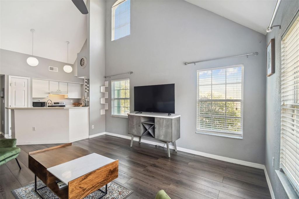 Image 11 of property listing at 10462 WHITE LAKE COURT, Tampa, FL 33626