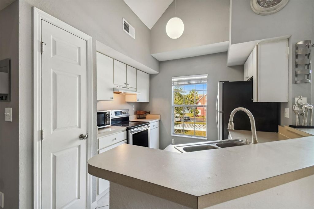 Image 14 of property listing at 10462 WHITE LAKE COURT, Tampa, FL 33626