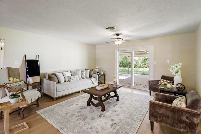 307 Avenue G, Brazoria, TX 77422