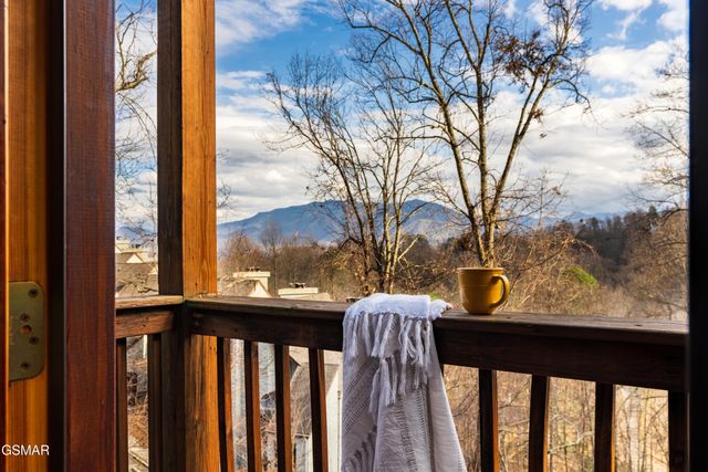 1167 Upper Alpine Way, Gatlinburg, TN 37738