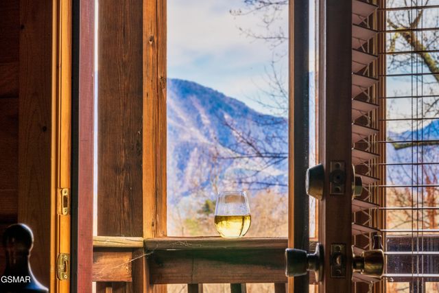 1167 Upper Alpine Way, Gatlinburg, TN 37738