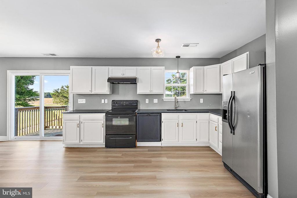 Image 7 of property listing at 8715 OLD OCEAN CITY RD, Berlin, MD 21811