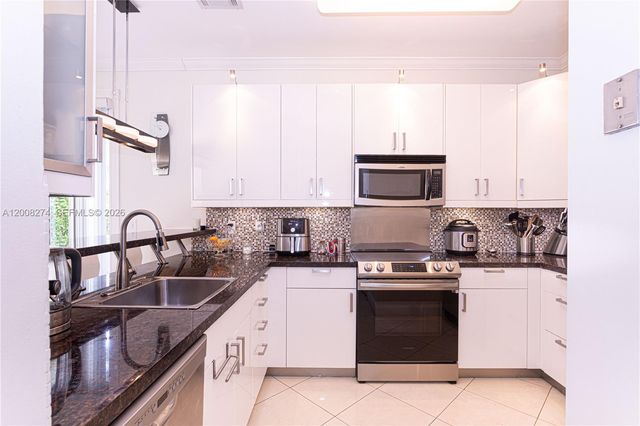 15123 NW 8th St, Pembroke Pines, FL 33028