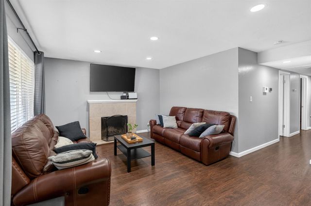 4960 Bradford Dr, Sacramento, CA 95820