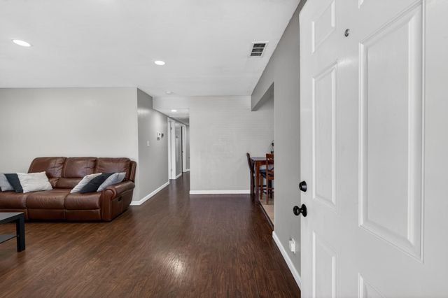 4960 Bradford Dr, Sacramento, CA 95820
