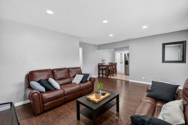 4960 Bradford Dr, Sacramento, CA 95820